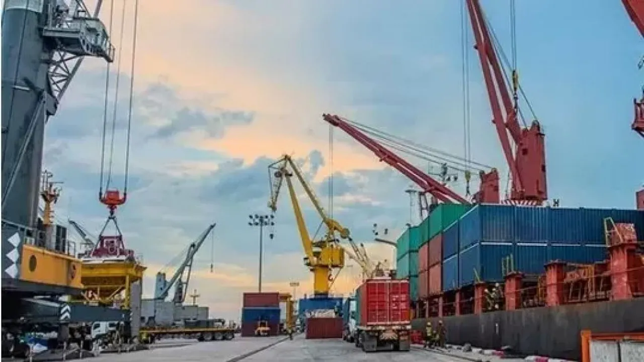 العمل طوال العام.. قرار حكومي جديد لتسريع حركة الشحن في الموانئ والمنافذ الجمركية